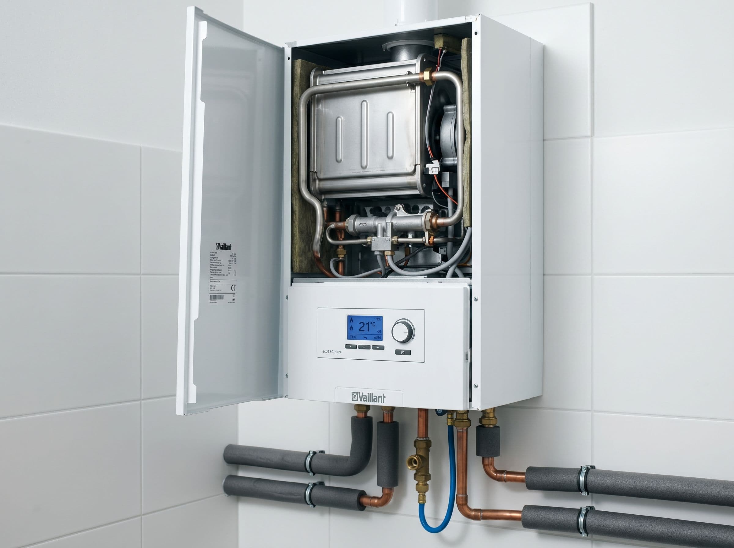 Caldera de condensación moderna con display digital instalada en pared de azulejo blanco