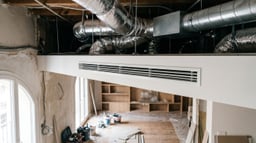 Difusor de aire en falso techo de una vivienda climatizada por conductos con aerotermia